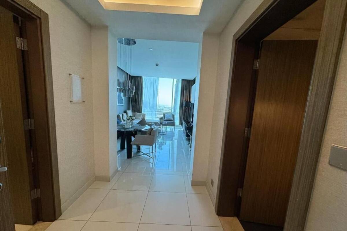 Un passadís d'hotel amb una zona de menjador al fons.