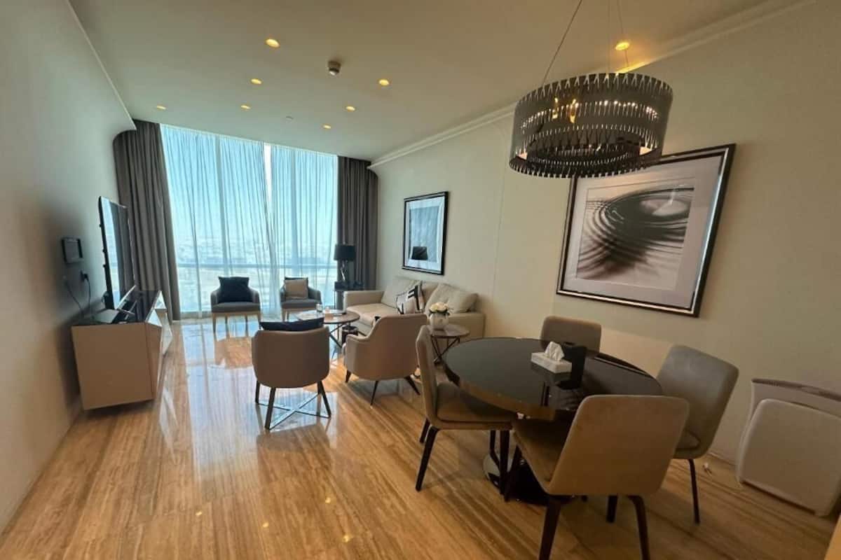 Suite familiare, vista città | Area soggiorno | Smart TV 50 pollici con canali digitali, stampante