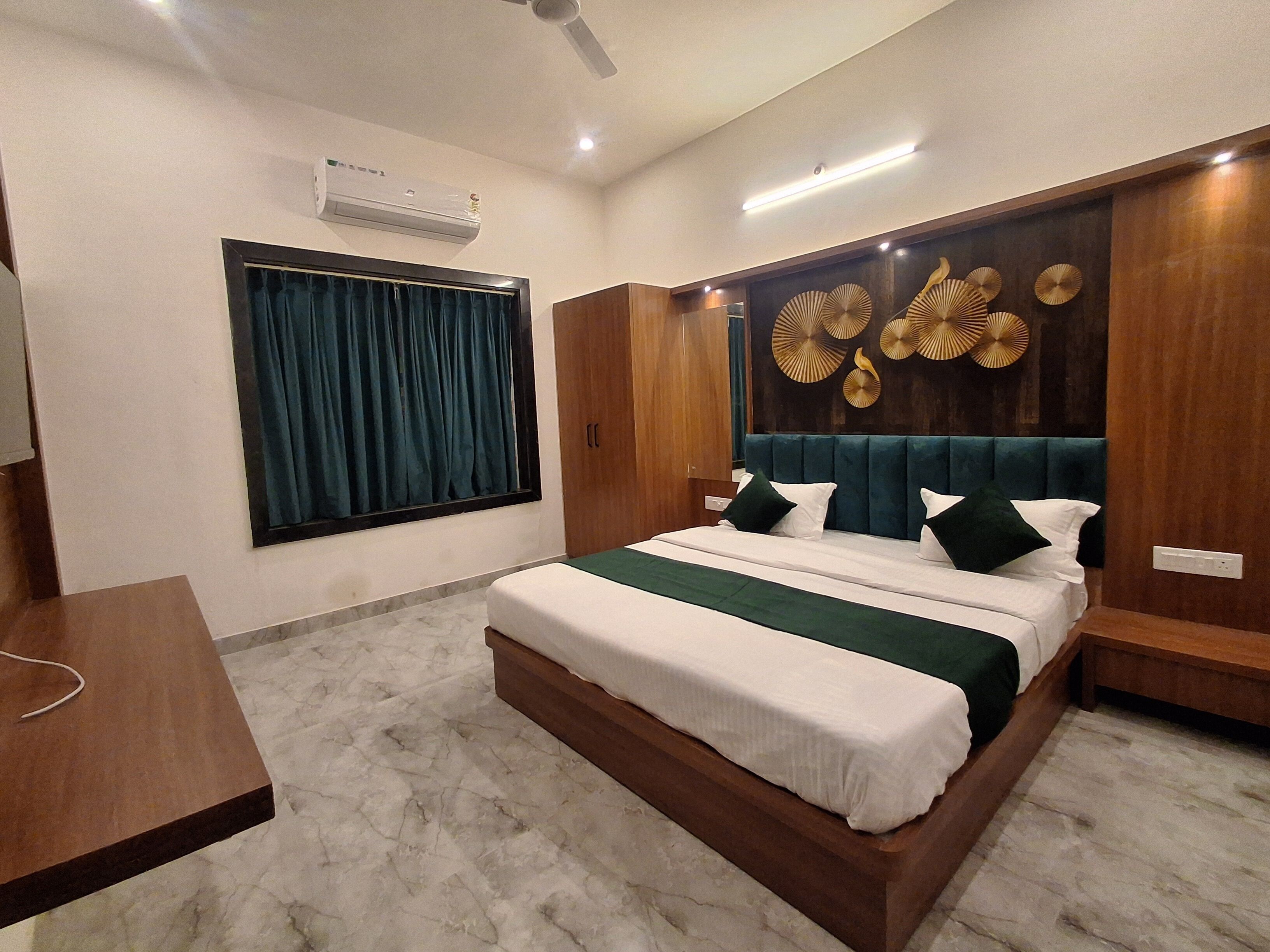 Un dormitorio moderno con una cama grande, cabecera de madera y una ventana con cortinas.