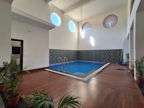 Swim-up bar