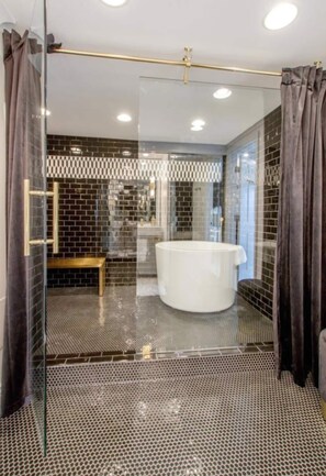 Hair dryer, towels - On Music Row, this condo is walkable to Demonbruen, The Gulch, Midtown, Lower Broadway, and Vandy. (Nashville)