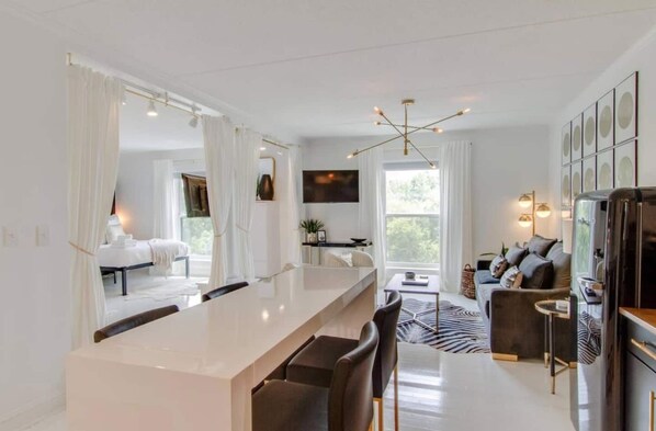 1 bedroom, iron/ironing board, free WiFi, bed sheets - On Music Row, this condo is walkable to Demonbruen, The Gulch, Midtown, Lower Broadway, and Vandy. (Nashville)