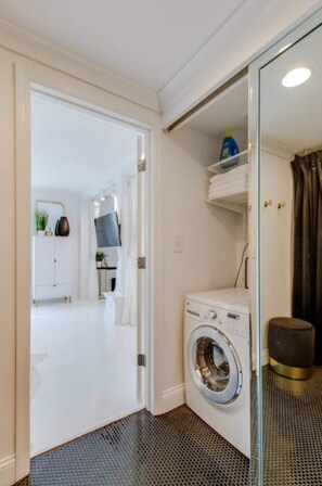 Interior - On Music Row, this condo is walkable to Demonbruen, The Gulch, Midtown, Lower Broadway, and Vandy. (Nashville)