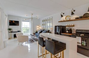 Interior - On Music Row, this condo is walkable to Demonbruen, The Gulch, Midtown, Lower Broadway, and Vandy. (Nashville)