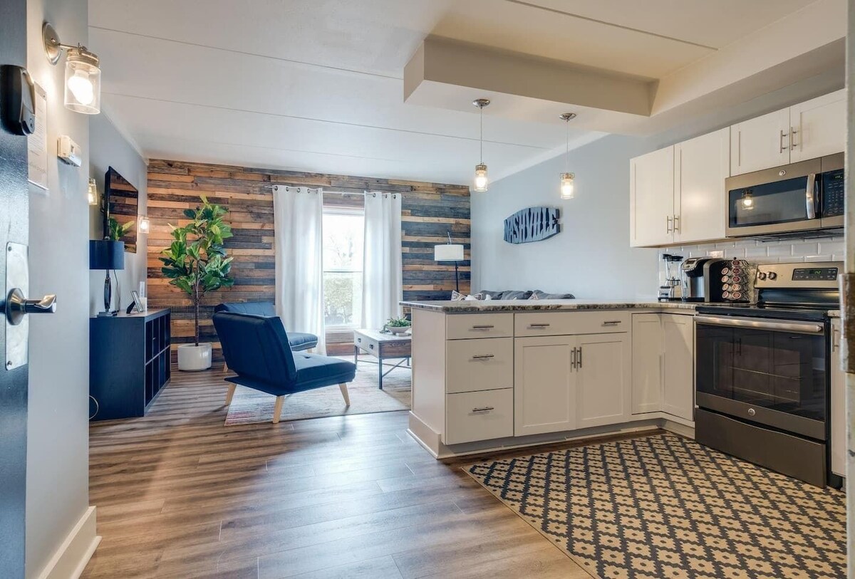 On Music Row this condo is walkable to Demonbruen, The Gulch, Midtown, Lower Broadway, and Vandy.