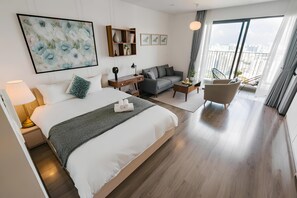 Căn hộ cơ bản, ban công, quang cảnh thành phố | 1 phòng ngủ, bàn, màn/rèm cản sáng, phòng cách âm 