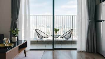 Eenvoudig appartement, balkon, uitzicht op de stad | Woonkamer