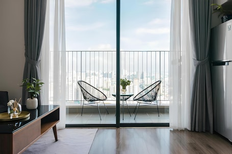 Basic Apartment, Balcony, City View | Living room