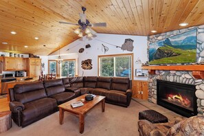 Televisie, een open haard, een dvd-speler en tafelvoetbal