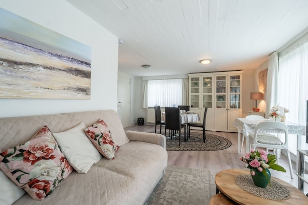 Möbel, Interior Design, Couch, Flooring, Fussboden, Decke, Holz, Wohnzimmer, Zimmer, Wohnung