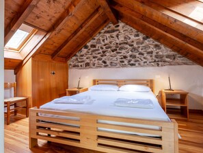 2 habitaciones, cuna de viaje y ropa de cama 