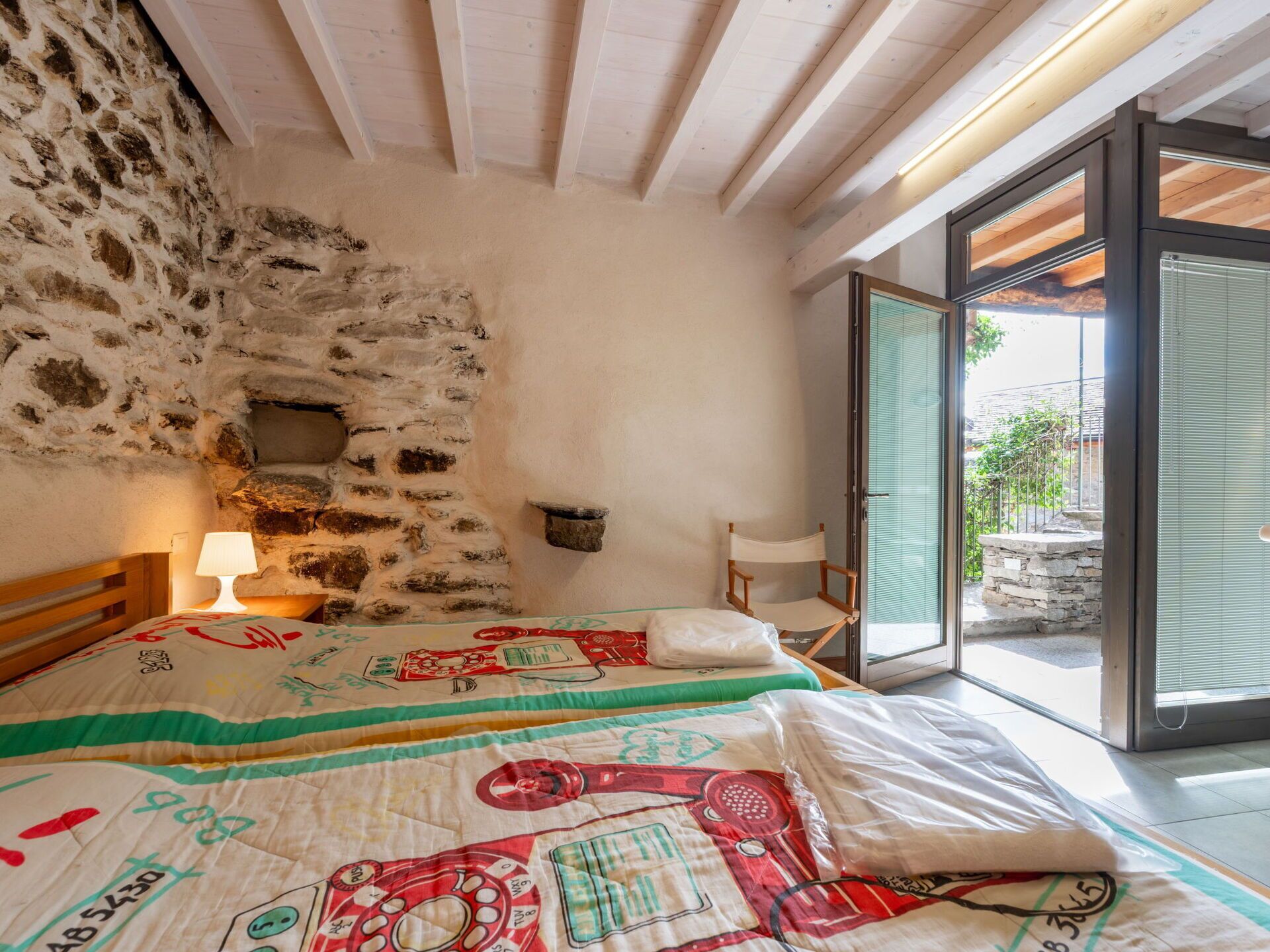 2 camere, culla da viaggio, lenzuola