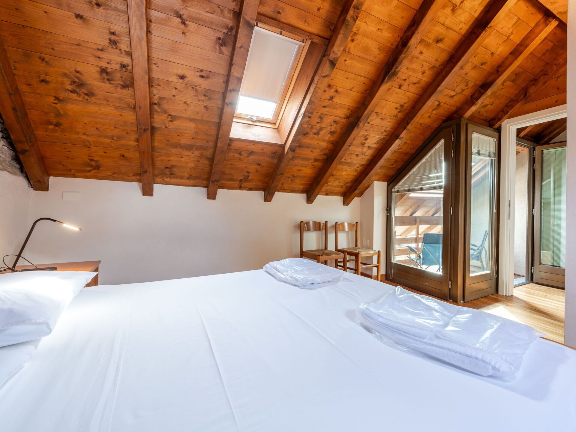 2 bedrooms, travel crib, bed sheets