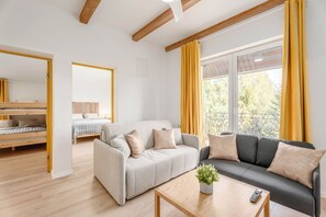 Leilighet, balkong, hageutsikt | Oppholdsrom