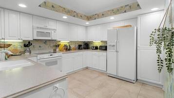 KylskÄp, mikrovÄgsugn och kaffe- och tebryggare