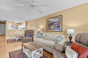 TV - 2 Bedroom Golf Villa in Pawleys Island (Pawleys Island)
