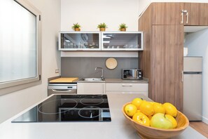 Refrigerador, microondas, horno, placa de cocina