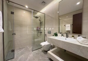 Dusche, Haartrockner, Bidet, Handtücher