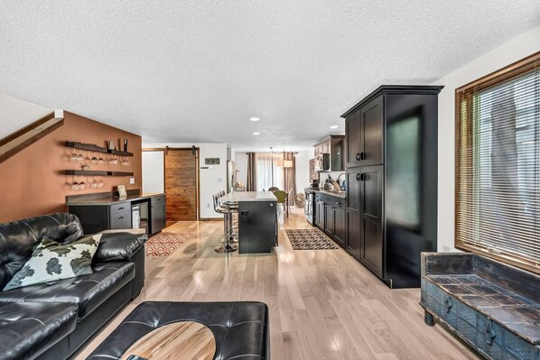 TV, fireplace, offices