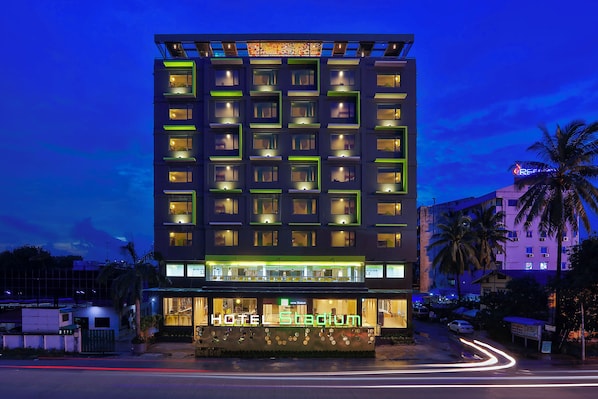 Bagian depan properti - sore/malam