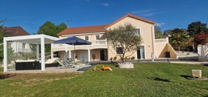 Exterior - Peaceful apartment on a green estate 4KM from the center of vichy (Creuzier-le-Vieux)