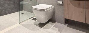 Shower, hair dryer, bidet, towels - Pristine Studio in Prive Residence, Dubai Hills (Dubai)