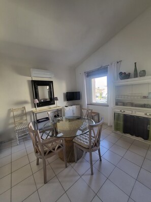 Dining - Apartment in the heart of the Sorgue (L'Isle-sur-la-Sorgue)