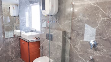 Habitació superior, vistes a la muntanya | Bany | Dutxa, articles de tocador gratuïts, tovalloles i sabó