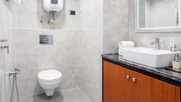 Rom – superior, fjellutsikt | Bad | Dusj, toalettartikler (inkludert), håndklær og såpe