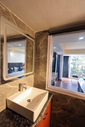 Chambre Double Premium | Salle de bain | Douche, articles de toilette gratuits, serviettes fournies, savon