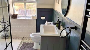 Doccia, asciugacapelli, asciugamani, sapone