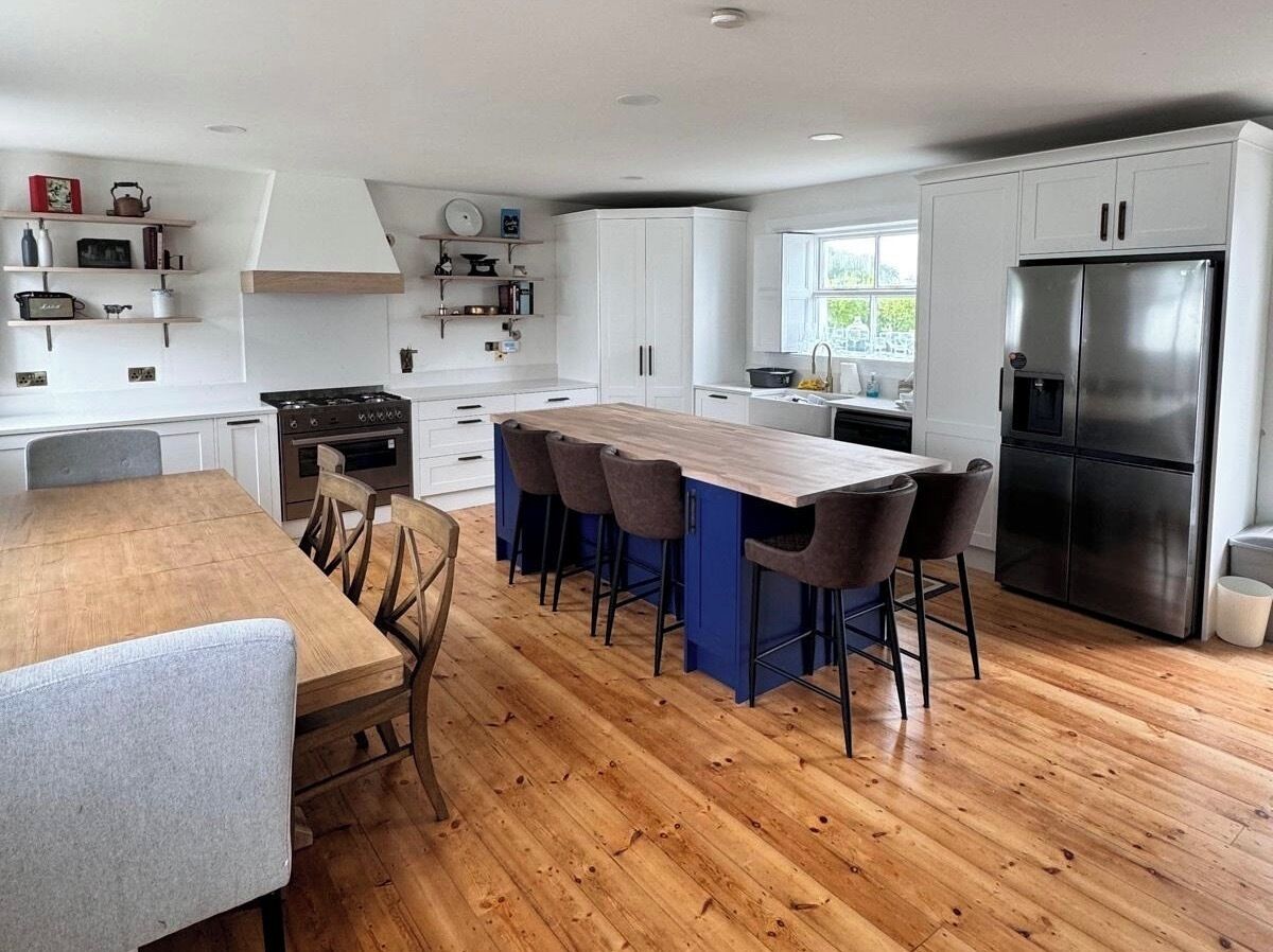 Køleskab, mikrobølgeovn, ovn, kogeplade