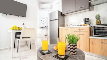 Athinais Suites A2 | Eget kjøkken | Kjøleskap, ovn, kokeplater og kaffetrakter/tekoker