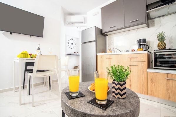 Athinais Suites A2 | Private kitchen | Full-size fridge, oven, stovetop, coffee/tea maker