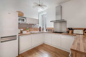 Jääkaappi, mikroaaltouuni, uuni, astianpesukone