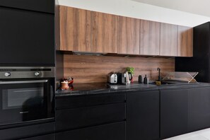 Kühlschrank, Mikrowelle, Ofen, Geschirrspüler