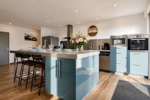 Kylskåp, mikrovågsugn, ugn och diskmaskin