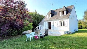 A white house with a sloped roof, a small porch, and a satellite dish. - House 400m from the beach, for 6 people (Penvénan)