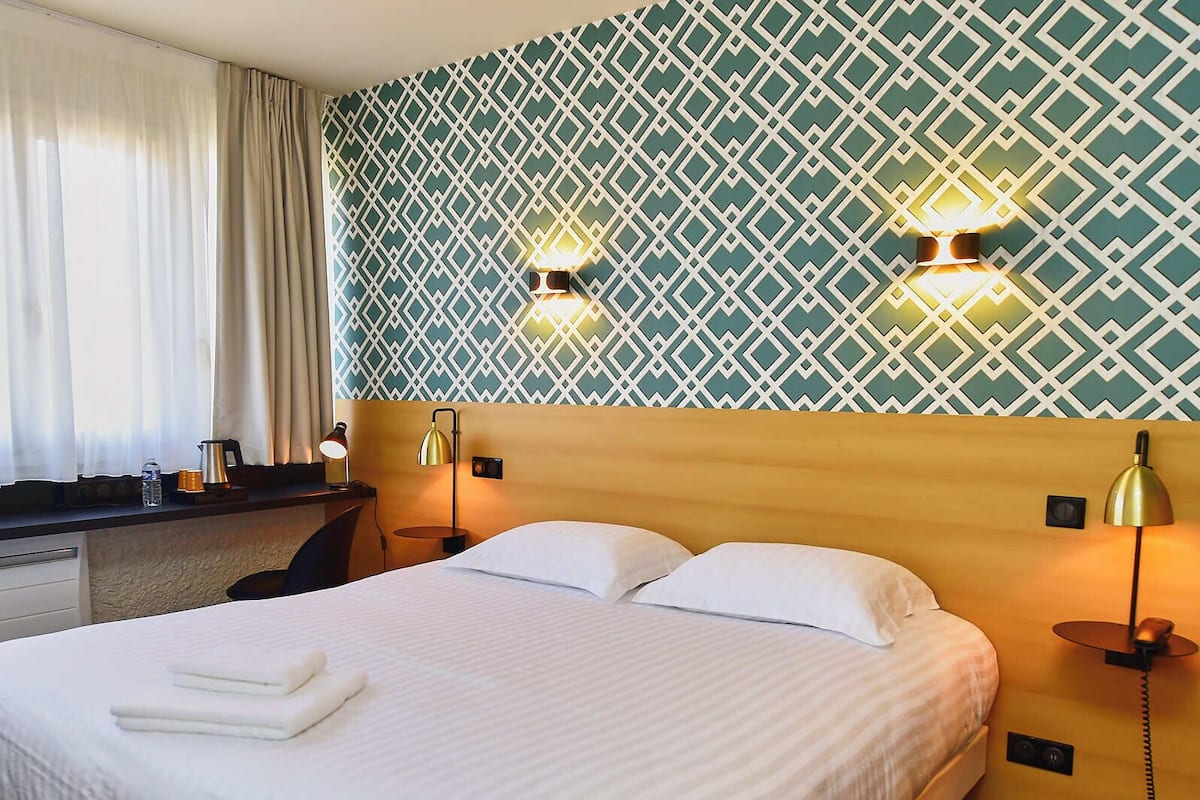 Blackout curtains, soundproofing, iron/ironing board, free WiFi