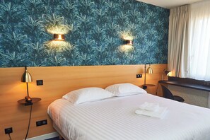 Dobbelt- eller tomannsrom – superior, elveutsikt | Blendingsgardiner, lydisolert, strykejern/-brett og wi-fi (inkludert)