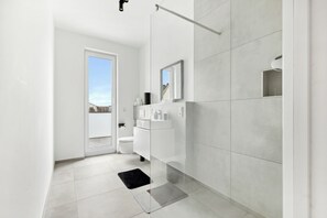Shower, hair dryer, bidet, towels - Penthouse Rooftop | Center | Close to the cathedral | Netflix (Limburg an der Lahn)