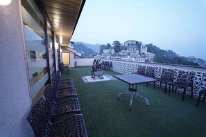 Rooftop terrace - IV Midtown Mussoorie (Mussoorie)