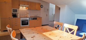 Kylskåp, mikrovågsugn, ugn och spishäll