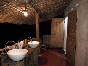 패밀리 공용 도미토리 | 욕실 | 슬리퍼, 비데