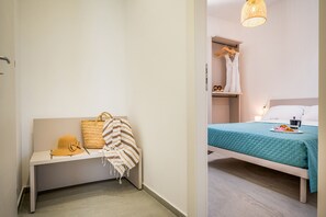 5 bedrooms, iron/ironing board, WiFi, bed sheets