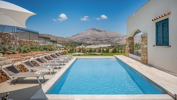 A swimming pool with lounge chairs and a mountain view. - Villa Hemèra, pool and relaxation a few minutes from Scopello (Sicilia)