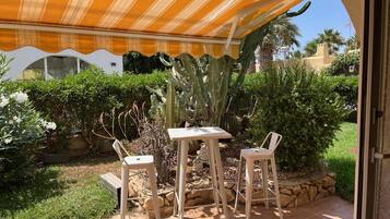 Villa | Restaurante al aire libre