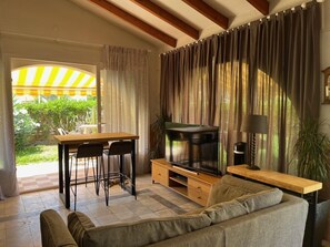 Villa | Zona de estar | Una televisión, una chimenea
