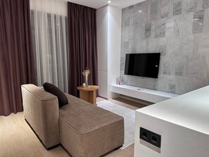 Appartement luxueux, vue sur la cour intérieure | Aire de séjour | Téléviseur à écran plat