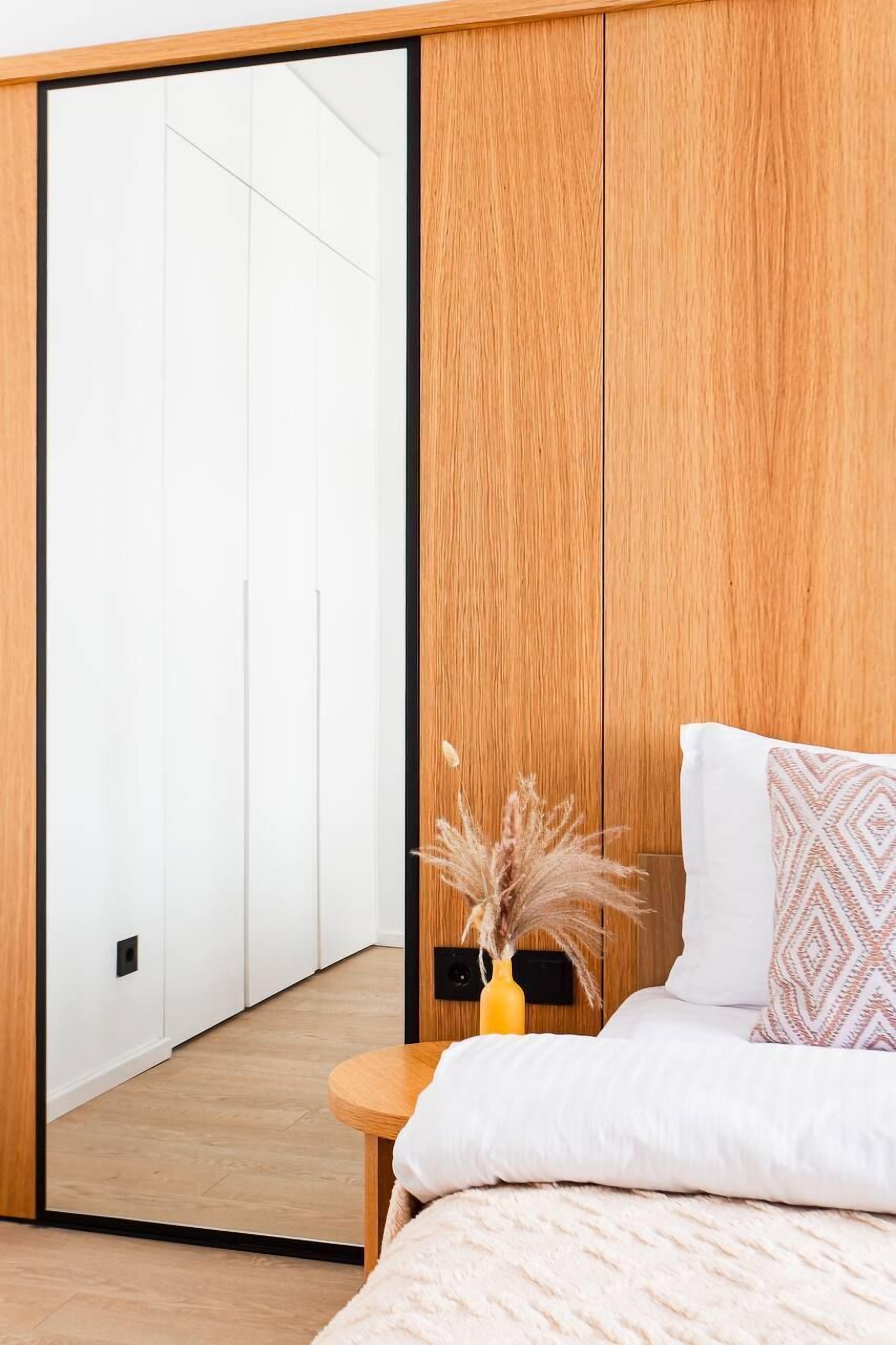 1 soverom, blendingsgardiner, lydisolert og strykejern/-brett